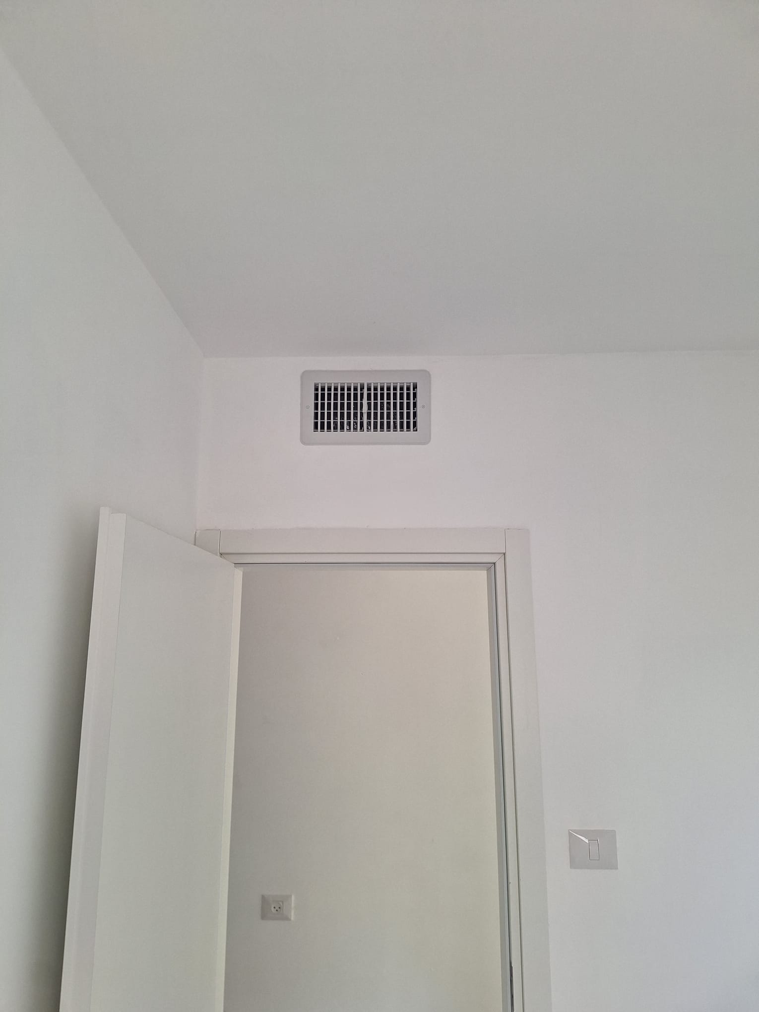 מערכת תעלות ומיני מרכזי בעליית גג