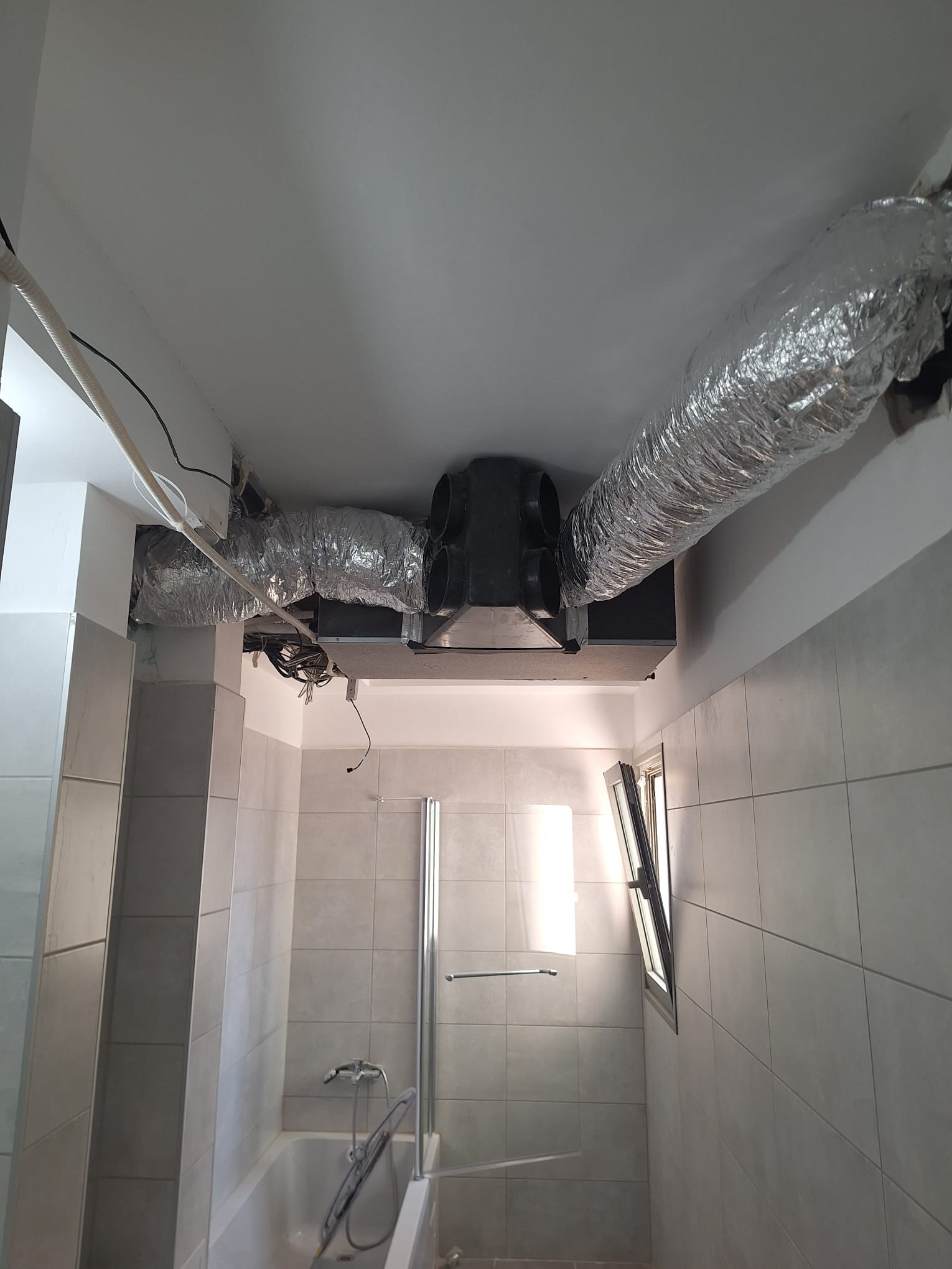 עבודת תעלות ואוורור בחדר רחצה
