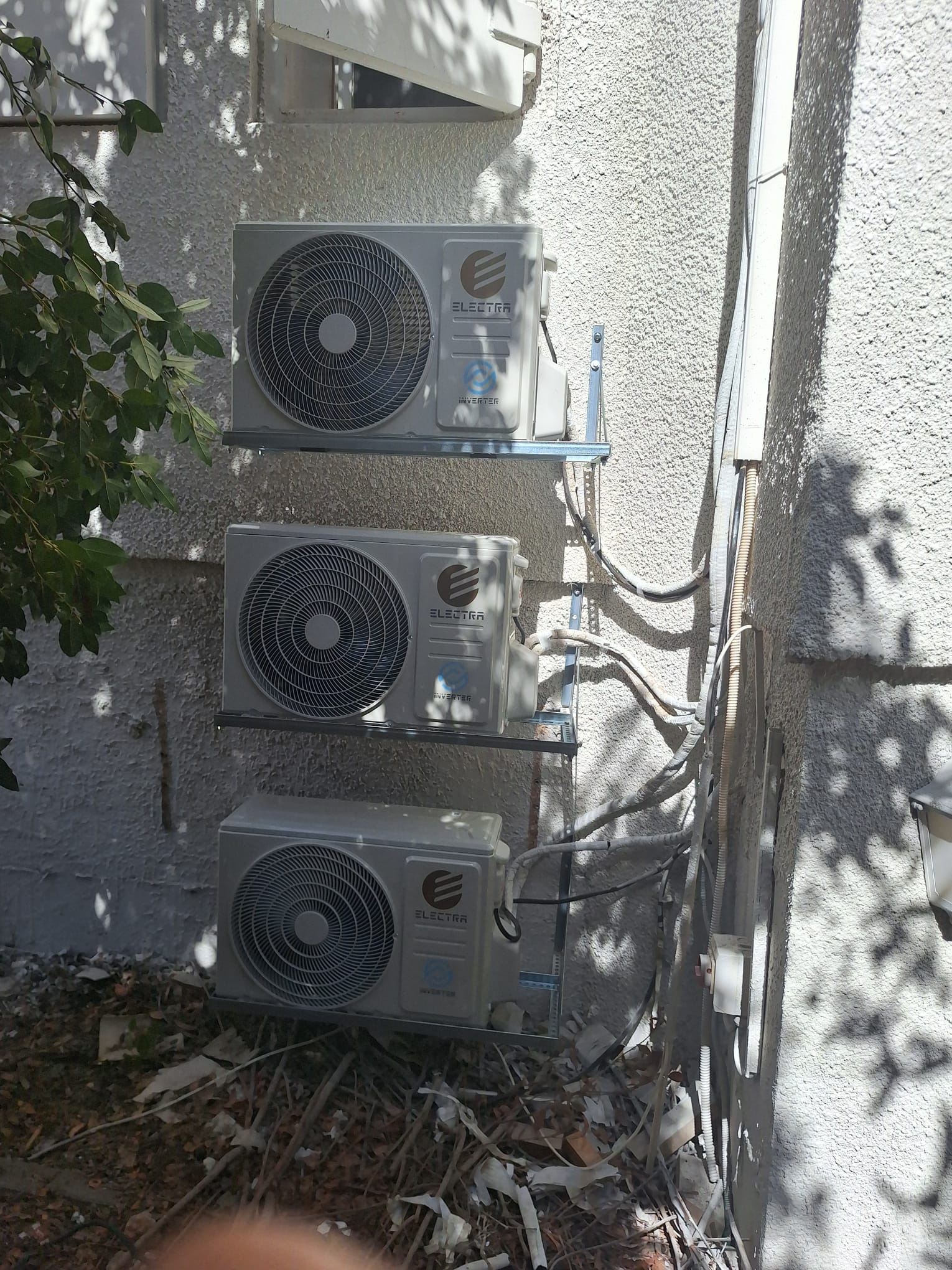 כמה יחידות חוץ על גג