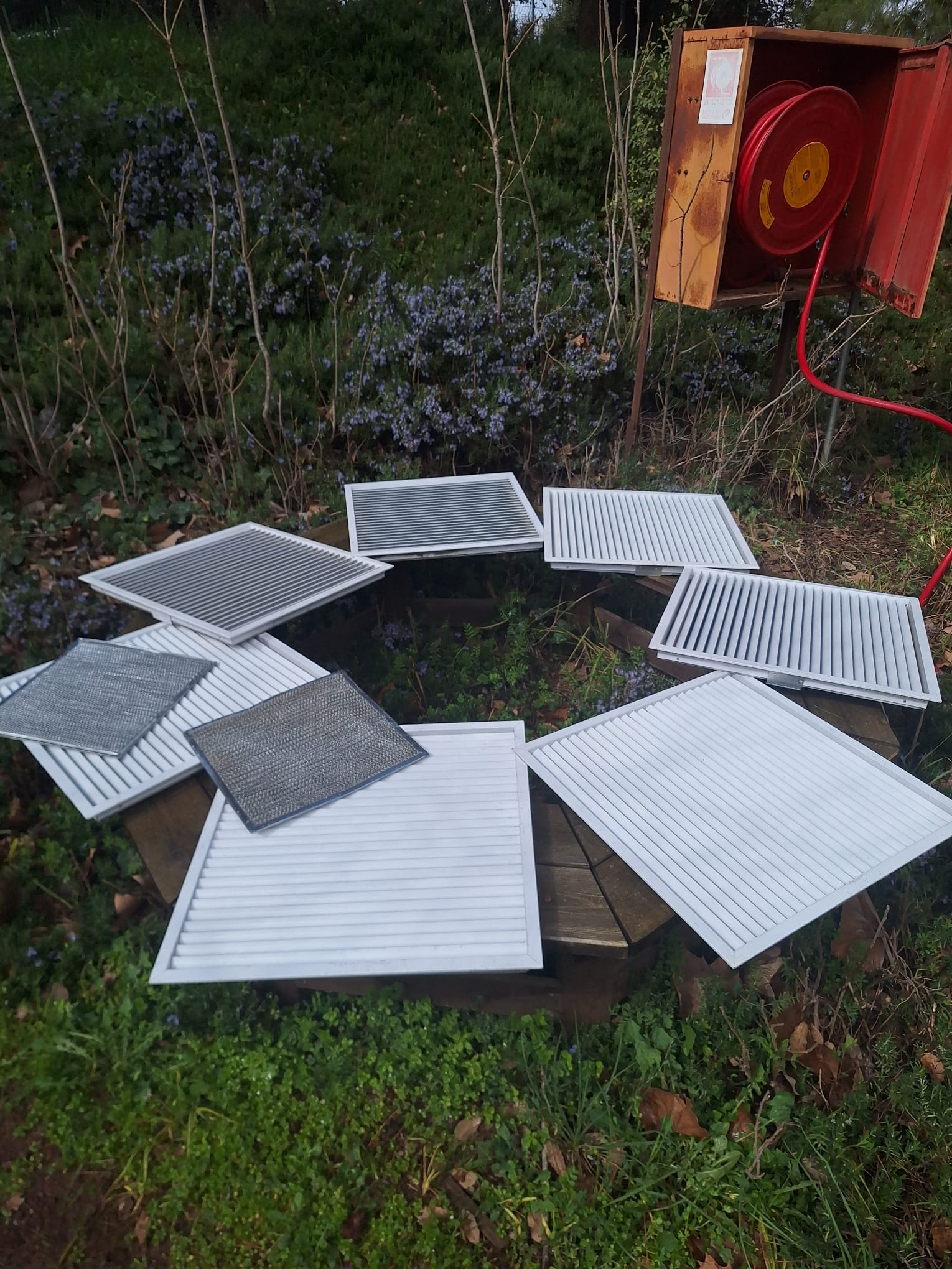 שלוש יחידות חוץ בהתקנת מזגנים